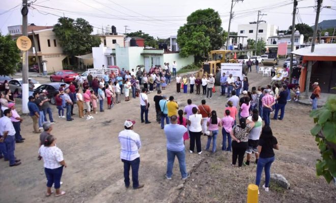 Clic en la imagen para ampliarla. Roberto San Román da banderazo al asfaltado de calles en Villas Tantoyuca