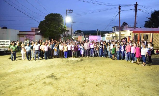 Clic en la imagen para ampliarla. Roberto San Román da banderazo al asfaltado de calles en Villas Tantoyuca