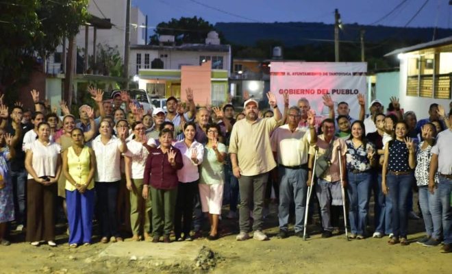 Clic en la imagen para ampliarla. Roberto San Román da banderazo al asfaltado de calles en Villas Tantoyuca