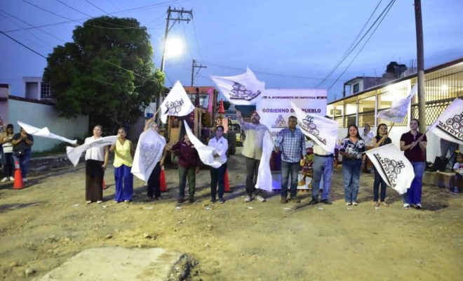Clic en la imagen para ampliarla. Roberto San Román da banderazo al asfaltado de calles en Villas Tantoyuca