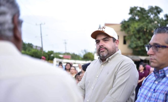 Clic en la imagen para ampliarla. Roberto San Román da banderazo al asfaltado de calles en Villas Tantoyuca