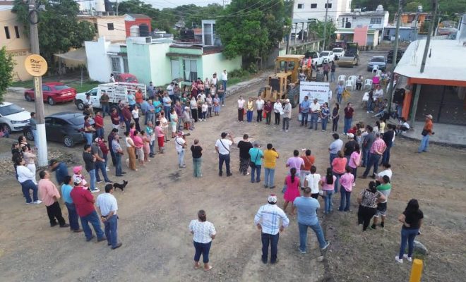 Clic en la imagen para ampliarla. Roberto San Román da banderazo al asfaltado de calles en Villas Tantoyuca