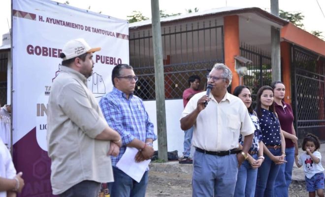 Clic en la imagen para ampliarla. Roberto San Román da banderazo al asfaltado de calles en Villas Tantoyuca