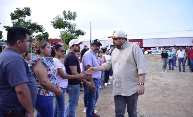 Clic en la imagen para ampliarla. Roberto San Román da banderazo al asfaltado de calles en Villas Tantoyuca