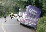 Autobús termina encunetado en la Sierra