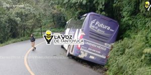 Autobús termina encunetado en la Sierra  