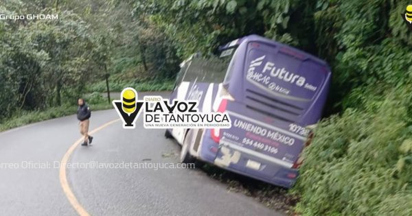 Autobús termina encunetado en la Sierra
