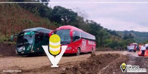 Autobuses quedan atorados en la San Felipe - Huejutla