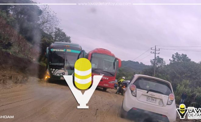 Autobuses quedan atorados en la San Felipe - Huejutla