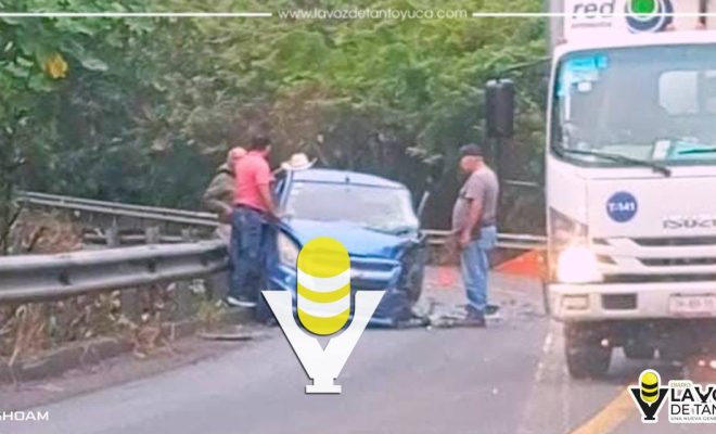 Maestra de Tantoyuca termina prensada tras aparatoso choque