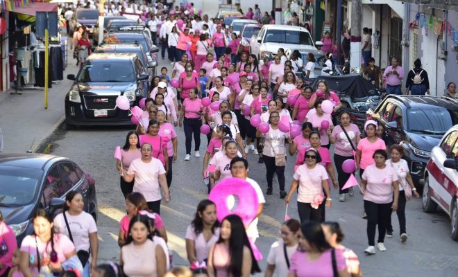 DIF Tantoyuca participa en marcha conmemorativa contra el cáncer de mama