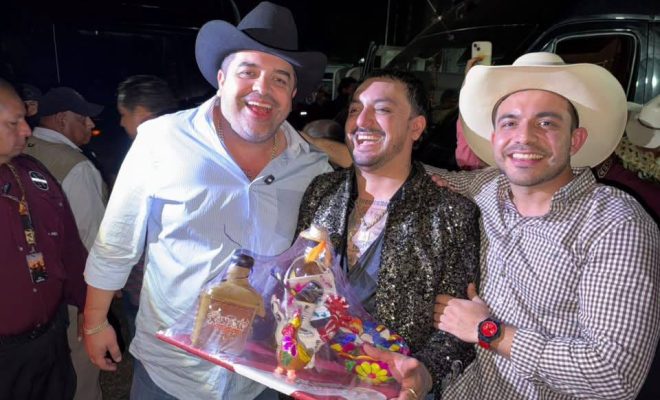 5127538198459387566 Los Dos Carnales protagonizan una noche multitudinaria en Xantolo 2026 en Tantoyuca