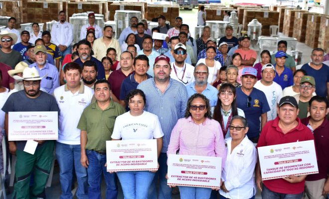 Clic en la imagen para ampliarla. Tantoyuca fortalece la producción de miel con apoyos para apicultores y meliponicultores