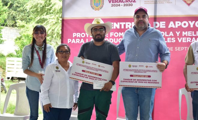 Clic en la imagen para ampliarla. Tantoyuca fortalece la producción de miel con apoyos para apicultores y meliponicultores