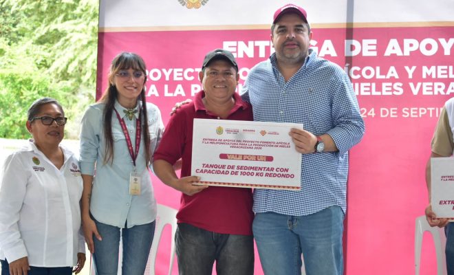 Clic en la imagen para ampliarla. Tantoyuca fortalece la producción de miel con apoyos para apicultores y meliponicultores