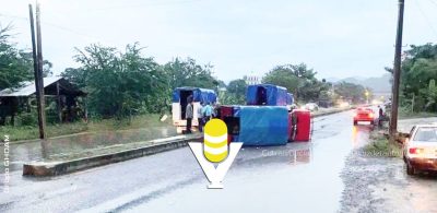 Varios lesionados deja volcadura de trasporte público