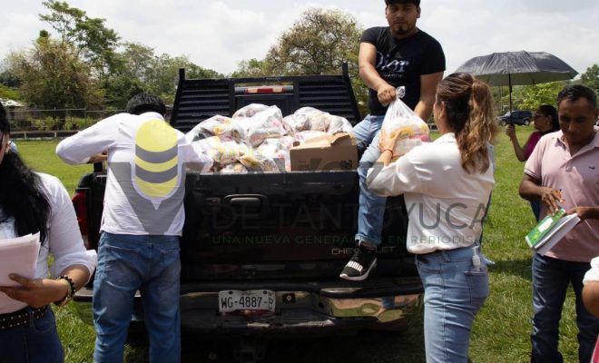 Ampliar la imagen al hacer clic Gobierno de Chontla lleva despensas a familias de Xóchitlan