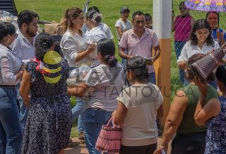 Gobierno de Chontla lleva despensas a familias de Xóchitlan
