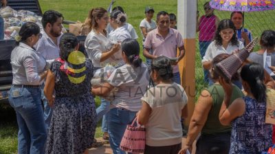 Gobierno de Chontla lleva despensas a familias de Xóchitlan