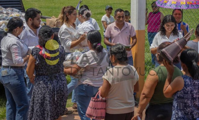 Ampliar la imagen al hacer clic Gobierno de Chontla lleva despensas a familias de Xóchitlan
