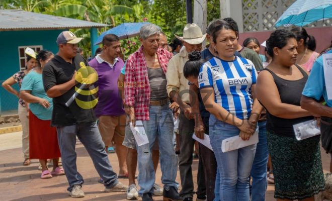 Ampliar la imagen al hacer clic Gobierno de Chontla lleva despensas a familias de Xóchitlan