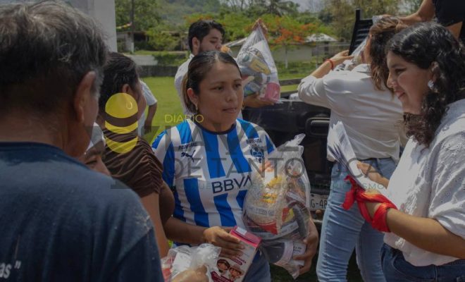 Ampliar la imagen al hacer clic Gobierno de Chontla lleva despensas a familias de Xóchitlan