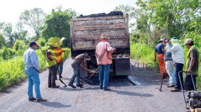Gobierno Municipal de Chontla refuerza mantenimiento vial en beneficio de la población