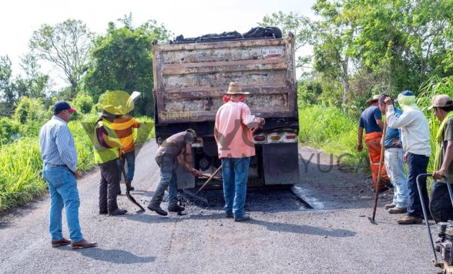 Ampliar la imagen al hacer clic Gobierno Municipal de Chontla refuerza mantenimiento vial en beneficio de la población