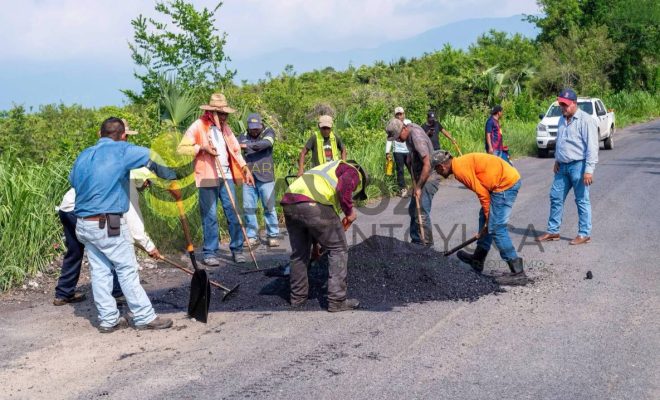 Ampliar la imagen al hacer clic Gobierno Municipal de Chontla refuerza mantenimiento vial en beneficio de la población