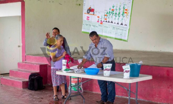 Ayuntamiento de Chontla respalda al campo con entrega de fertilizantes en tres comunidades
