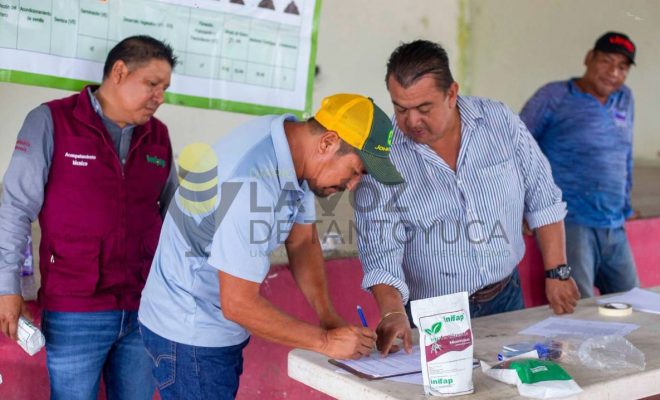 Ayuntamiento de Chontla respalda al campo con entrega de fertilizantes en tres comunidades