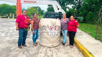 Ayuntamiento de Chontla realiza entrega de tinaco en beneficio de la Parroquia de Santa Valeria.