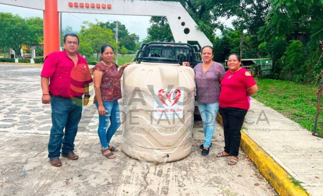 Ayuntamiento de Chontla realiza entrega de tinaco en beneficio de la Parroquia de Santa Valeria.