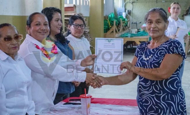 Ayuntamiento de Chontla reconoce el esfuerzo de egresados del IVEA
