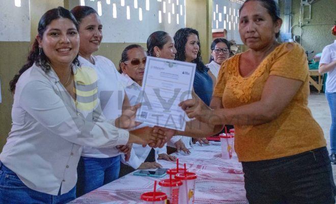 Ayuntamiento de Chontla reconoce el esfuerzo de egresados del IVEA