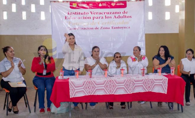 Ayuntamiento de Chontla reconoce el esfuerzo de egresados del IVEA