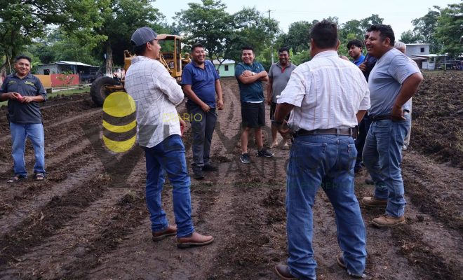 Ampliar imagen al hacer click Gobierno de Chontla mejora las condiciones del campo deportivo de Las Cruces