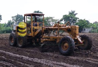 Gobierno de Chontla mejora las condiciones del campo deportivo de Las Cruces