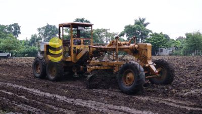 Gobierno de Chontla mejora las condiciones del campo deportivo de Las Cruces