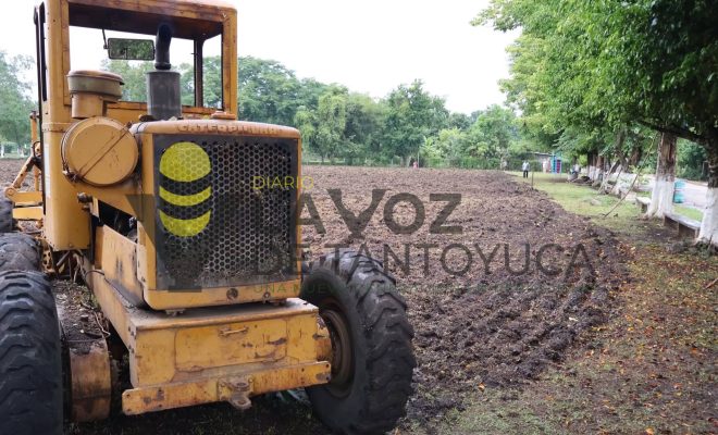 Ampliar imagen al hacer click Gobierno de Chontla mejora las condiciones del campo deportivo de Las Cruces