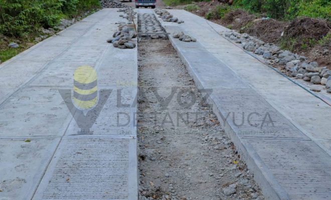 Ampliar imagen al hacer click Gobierno de Citlaltépetl fortalece la movilidad con pavimentación del camino rural en La Ceiba