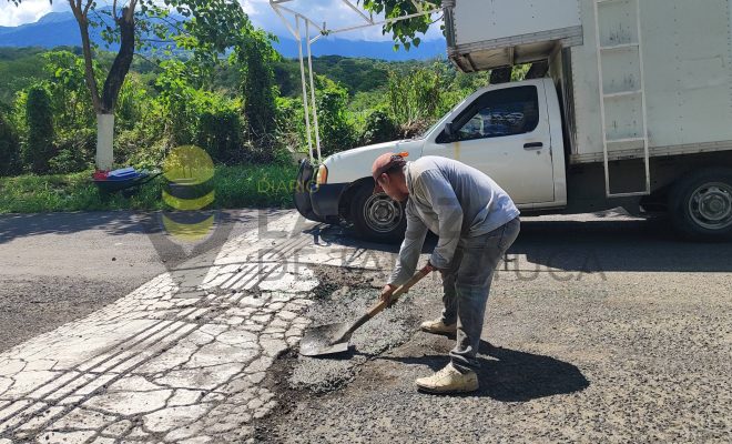 Ampliar imagen al hacer click Alcalde Jesús Olivares y Mtra. Aridai Olivares participan en labores de bacheo en acceso a Citlaltépetl