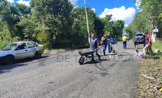 Ampliar imagen al hacer click Alcalde Jesús Olivares y Mtra. Aridai Olivares participan en labores de bacheo en acceso a Citlaltépetl