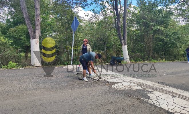 Ampliar imagen al hacer click Alcalde Jesús Olivares y Mtra. Aridai Olivares participan en labores de bacheo en acceso a Citlaltépetl