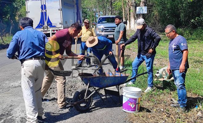 Ampliar imagen al hacer click Alcalde Jesús Olivares y Mtra. Aridai Olivares participan en labores de bacheo en acceso a Citlaltépetl