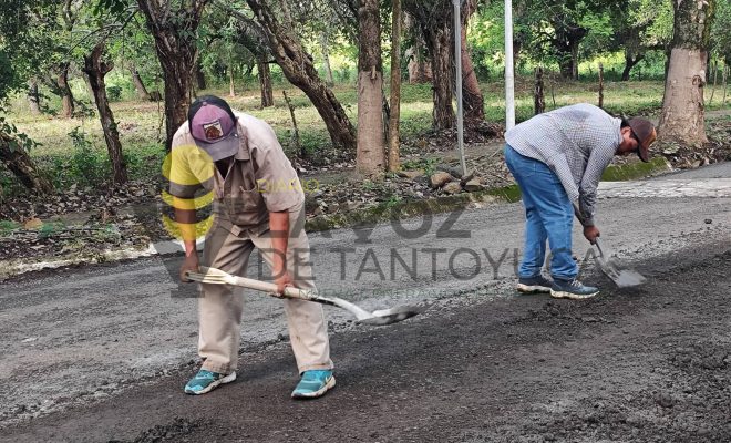 Ampliar imagen al hacer click Alcalde Jesús Olivares y Mtra. Aridai Olivares participan en labores de bacheo en acceso a Citlaltépetl