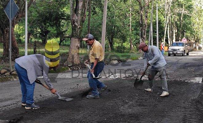 Ampliar imagen al hacer click Alcalde Jesús Olivares y Mtra. Aridai Olivares participan en labores de bacheo en acceso a Citlaltépetl