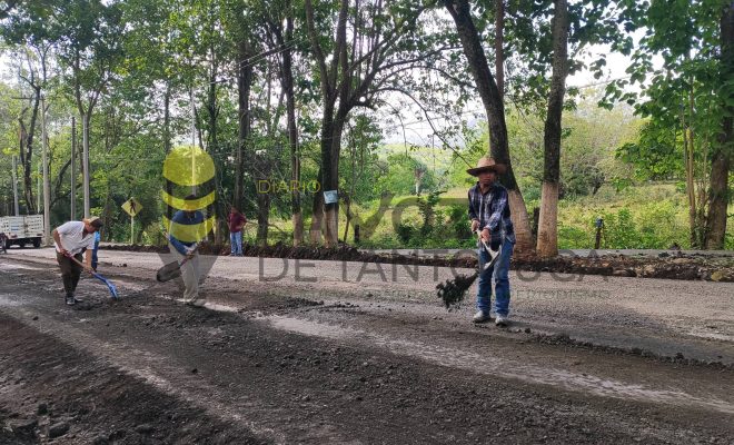 Ampliar imagen al hacer click Alcalde Jesús Olivares y Mtra. Aridai Olivares participan en labores de bacheo en acceso a Citlaltépetl