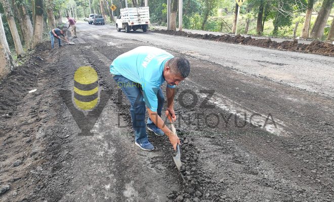 Ampliar imagen al hacer click Alcalde Jesús Olivares y Mtra. Aridai Olivares participan en labores de bacheo en acceso a Citlaltépetl