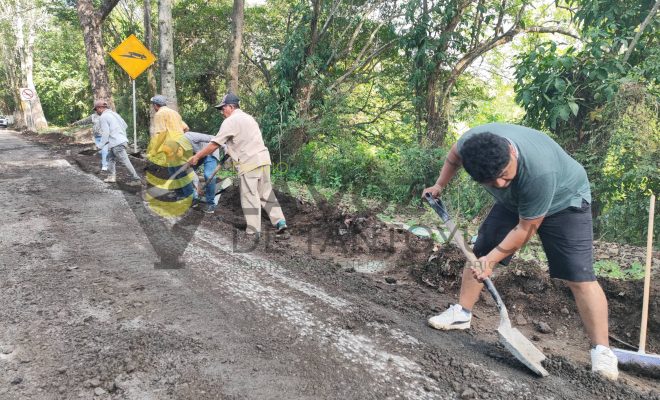 Ampliar imagen al hacer click Alcalde Jesús Olivares y Mtra. Aridai Olivares participan en labores de bacheo en acceso a Citlaltépetl